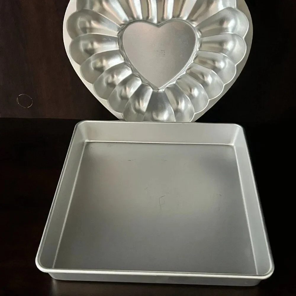 Wilton Baking Pans – Heart & Square Set